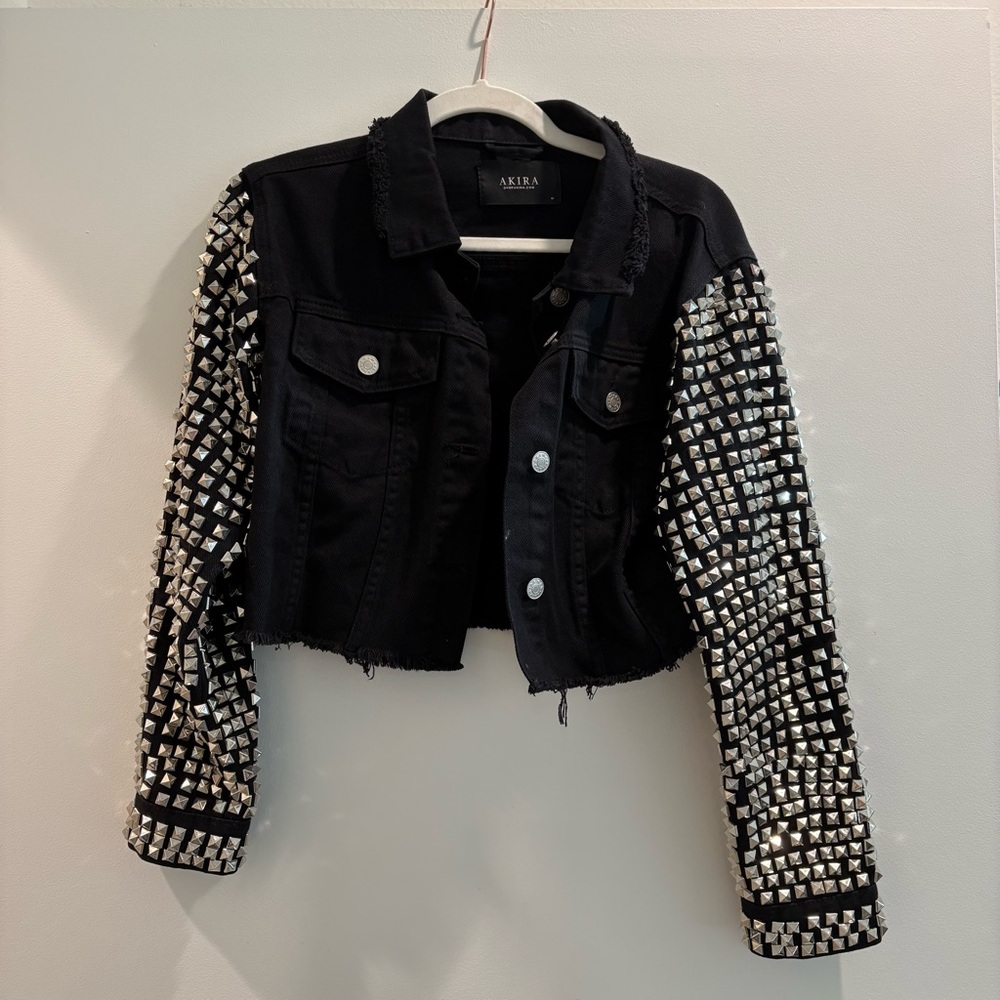 Rock inspired studded sleeve black cropped denim jacket - size M - Akira